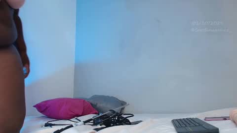 Snapshot of _carolinagomez chatting on 10.01.25 Caro. online show from 10.01.25