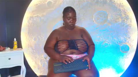 Snapshot of _carolinagomez chatting on 10.10.25 Caro. online show from 10.10.25