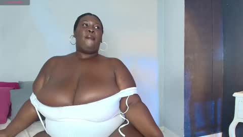 Snapshot of _carolinagomez chatting on 10.15.25 Caro. online show from 10.15.25