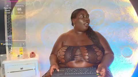 Snapshot of _carolinagomez chatting on 10.17.25 Caro. online show from 10.17.25