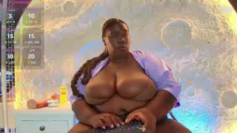 Snapshot of _carolinagomez chatting on 10.18.25 Caro. online show from 10.18.25