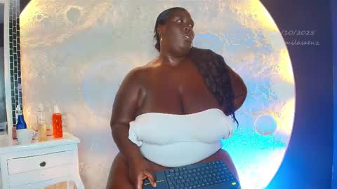 Snapshot of _carolinagomez chatting on 10.21.25 Caro. online show from 10.21.25