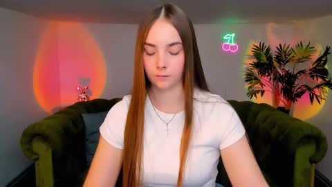 Snapshot of _cuddle_bug_ chatting on 09.10.25 Erika online show from 09.10.25