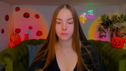 Snapshot of _cuddle_bug_ chatting on 11.04.25 Erika online show from 11.04.25