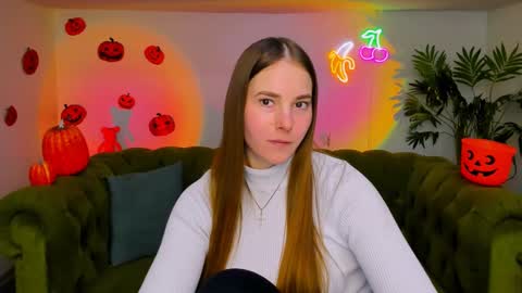 Snapshot of _cuddle_bug_ chatting on 11.12.25 Erika online show from 11.12.25