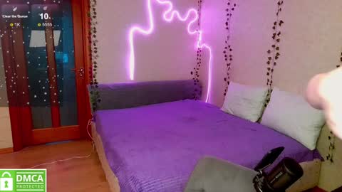 chloue and Gretta online show from 01.07.25