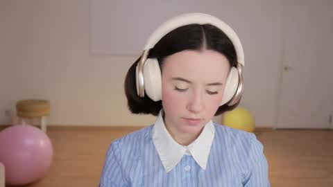 Essie  online show from 09.20.25