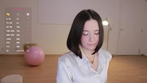 Essie  online show from 10.08.25