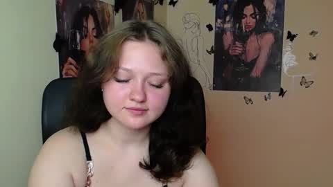 Snapshot of _foxy_lady chatting on 06.29.26 Alice online show from 06.29.26