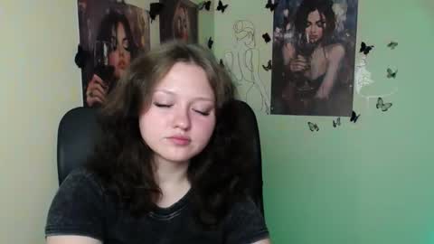Snapshot of _foxy_lady chatting on 06.30.26 Alice online show from 06.30.26