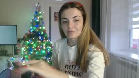 Snapshot of _hidden_frommymoom_ chatting on 12.25.24 Criss4u online show from 12.25.24