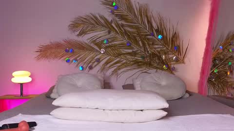 Snapshot of _ho11y_ chatting on 02.08.25 Holly online show from 02.08.25