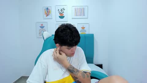 Snapshot of _ian_sweet chatting on 12.21.25 ian online show from 12.21.25