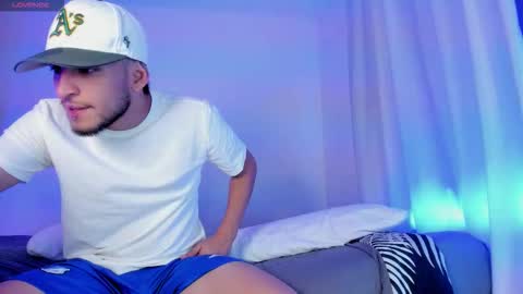 Snapshot of _kevin_xxx chatting on 12.04.25 online show from 12.04.25