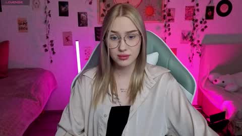 _kitekat_ online show from 10.28.25