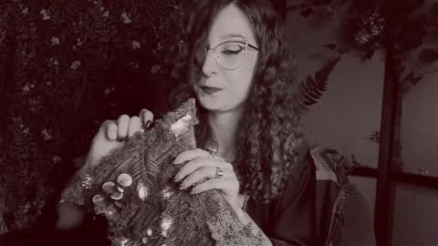 Snapshot of _lady_luna_ chatting on 12.16.24 Lady Luna online show from 12.16.24