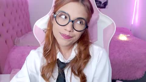 Snapshot of _lloou_ chatting on 10.10.25 Sofia 3 online show from 10.10.25