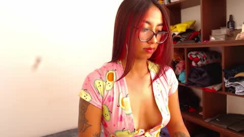 Snapshot of _loreana_ chatting on 11.19.25 _loreana_ online show from 11.19.25