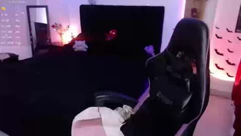 Queen.  Help me reach 100 thumbs up  online show from 09.22.25