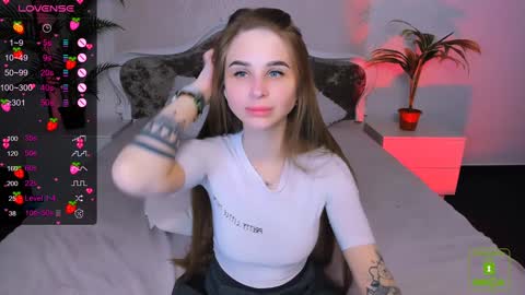 Snapshot of _mari_clark chatting on 01.06.25 Eva online show from 01.06.25