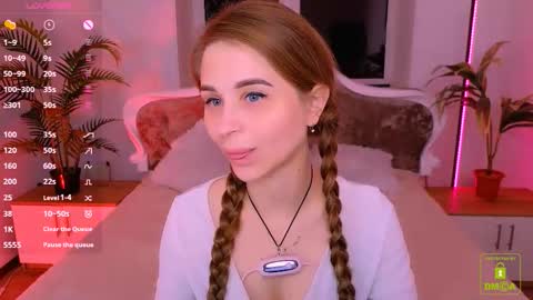 Snapshot of _mari_clark chatting on 10.11.25 Eva online show from 10.11.25