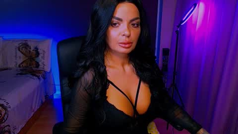 Snapshot of _milani_ chatting on 11.10.25 Milani online show from 11.10.25