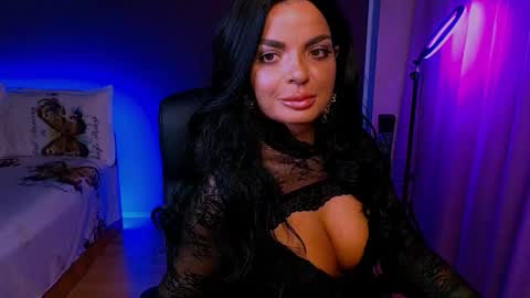 Snapshot of _milani_ chatting on 11.11.25 Milani online show from 11.11.25