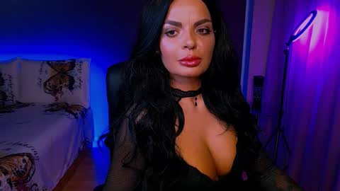 Snapshot of _milani_ chatting on 11.25.25 Milani online show from 11.25.25