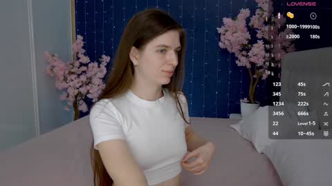 Snapshot of _mirror_girl chatting on 02.05.25 Victoria online show from 02.05.25