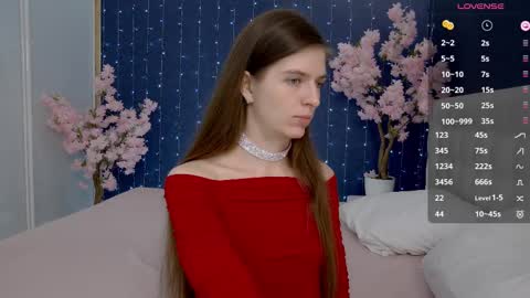 Snapshot of _mirror_girl chatting on 02.13.25 Victoria online show from 02.13.25