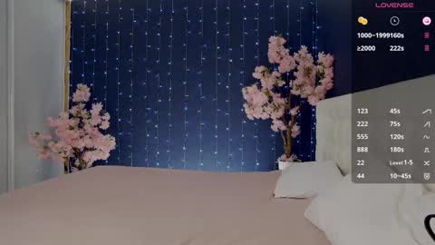 Snapshot of _mirror_girl chatting on 09.22.25 Victoria online show from 09.22.25