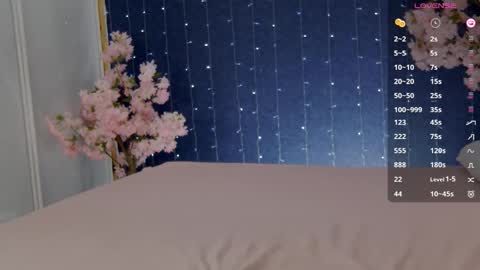 Snapshot of _mirror_girl chatting on 10.11.25 Victoria online show from 10.11.25