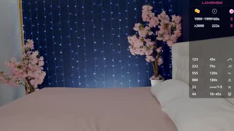 Snapshot of _mirror_girl chatting on 10.29.25 Victoria online show from 10.29.25