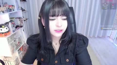 Hanna  Idependent Model   online show from 10.17.25