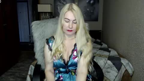 Snapshot of _night_fantasy_ chatting on 12.20.25 Donella online show from 12.20.25