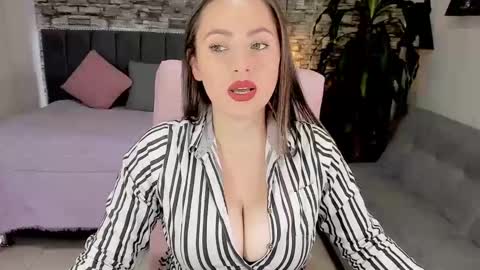 Snapshot of _oliviawilde chatting on 01.08.25 Mariana online show from 01.08.25