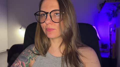  HADLY today day-off see u online 0112  online show from 12.18.24