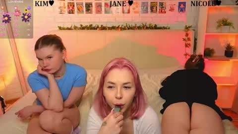 Snapshot of _ramune_ chatting on 06.08.26 Merlizz Eva Jane Mila Nicole left to right online show from 06.08.26