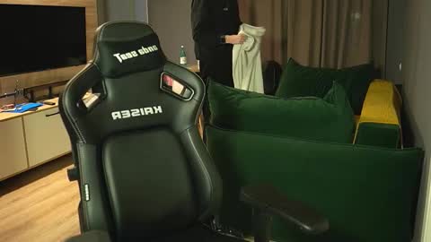 Snapshot of _sopranos_ chatting on 12.16.25 OLIVERpvt is open online show from 12.16.25