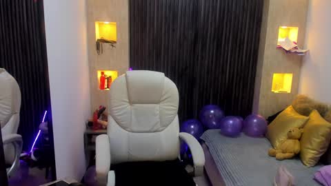 Snapshot of _tiffany_queen chatting on 01.20.25 Stefania online show from 01.20.25