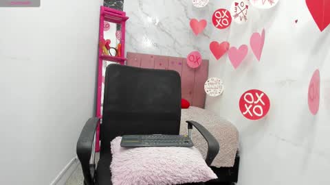 Snapshot of _tinny_hot chatting on 02.14.25 tinny online show from 02.14.25