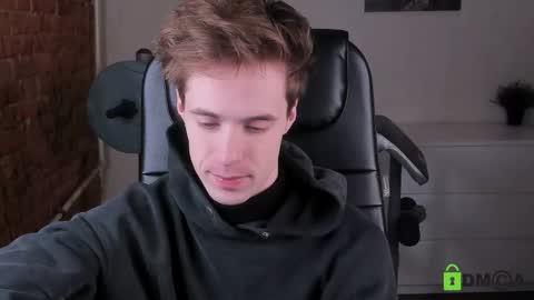 Snapshot of _tokyo_ghoul chatting on 12.21.25 _tokyo_ghoul online show from 12.21.25