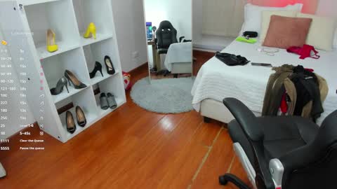 Snapshot of _victoria_collins chatting on 03.09.25 Sol online show from 03.09.25