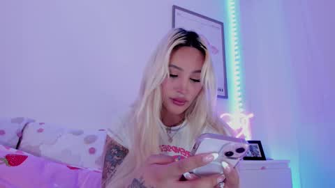 Snapshot of _viioletweekend_ chatting on 03.06.25 online show from 03.06.25