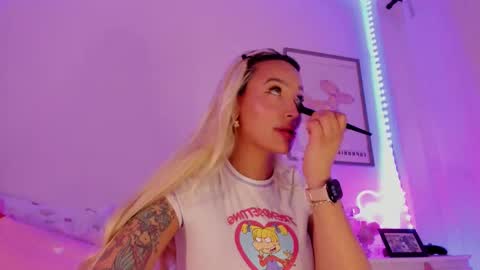 Snapshot of _viioletweekend_ chatting on 03.11.25 online show from 03.11.25