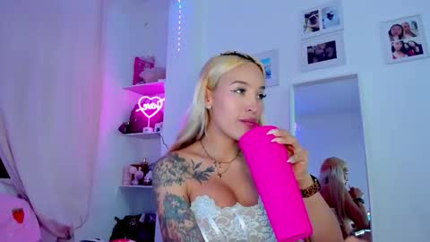 Snapshot of _viioletweekend_ chatting on 02.12.26 online show from 02.12.26