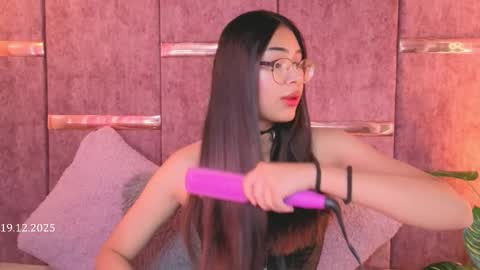 Snapshot of _viollettenoir_ chatting on 12.19.25 online show from 12.19.25