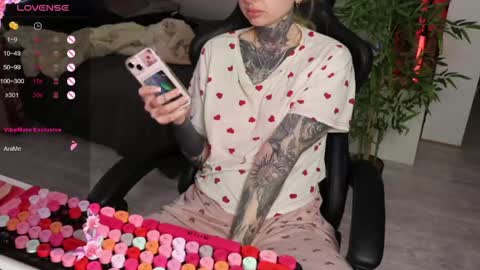 Snapshot of _viv1an_ chatting on 05.26.26 Alis online show from 05.26.26