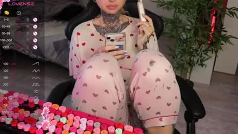 Snapshot of _viv1an_ chatting on 06.14.26 Alis online show from 06.14.26