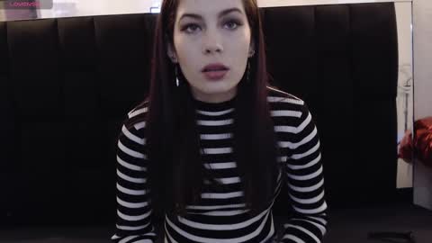 Snapshot of _yuyi chatting on 02.21.25 Yuyi online show from 02.21.25